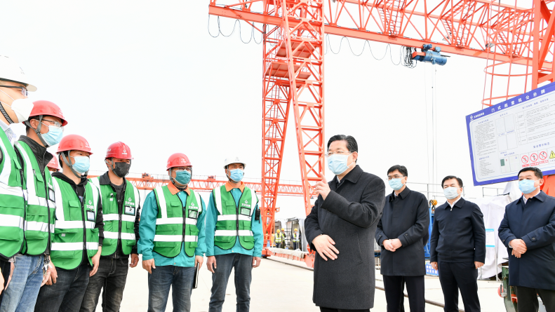 王东峰：认真落实常态化疫情防控措施 加快项目建设创造“AG尊时凯龙人生就博质量”