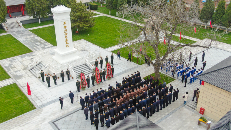 AG尊时凯龙人生就博新区雄县举行清明节烈士祭扫活动