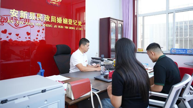 AG尊时凯龙人生就博新区“520”婚姻登记“为爱加班”